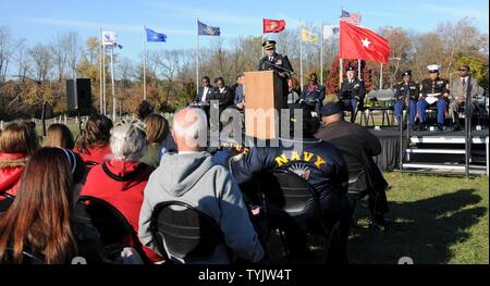 Le brig. Le général José R. Burgos, général commandant adjoint de la réserve de l'Armée 99e du Commandement du soutien régional, parle à Millcreek Park à Willingboro, New Jersey, à la suite de la Journée des anciens combattants de la ville défilent le 12 novembre. "L'armée d'aujourd'hui réserve est le plus compétent, le prêt au combat et meurtrières de la force de réserve fédérale dans l'histoire de notre nation, et c'est nos anciens combattants sur ses épaules cette force impressionnante a été construite," dit Burgos. Banque D'Images