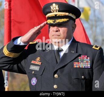 Le brig. Le général José R. Burgos, général commandant adjoint de la réserve de l'Armée 99e du Commandement du soutien régional, parle à Millcreek Park à Willingboro, New Jersey, à la suite de la Journée des anciens combattants de la ville défilent le 12 novembre. "L'armée d'aujourd'hui réserve est le plus compétent, le prêt au combat et meurtrières de la force de réserve fédérale dans l'histoire de notre nation, et c'est nos anciens combattants sur ses épaules cette force impressionnante a été construite," dit Burgos. Banque D'Images
