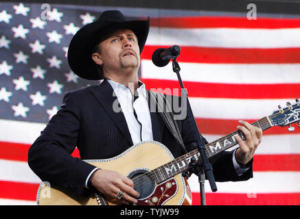 John Rich effectue avant que le président George W. Bush parle sur Veteran's Day à l'occasion d'une cérémonie de l'Intrepid Sea, Air and Space Museum de New York City le 11 novembre 2008. (Photo d'UPI/John Angelillo) Banque D'Images