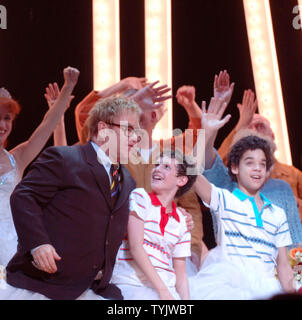 Sir Elton John, compositeur de la comédie musicale 'Bill Elliot', se joint à la troupe de Broadway "Billy's' (L à R) Kiril Kulish, David Alvarez pour la soirée d'ouverture des arcs Curtain Call à l'Imperial Theatre de New York le 13 novembre 2008. (Photo d'UPI/Ezio Petersen) Banque D'Images