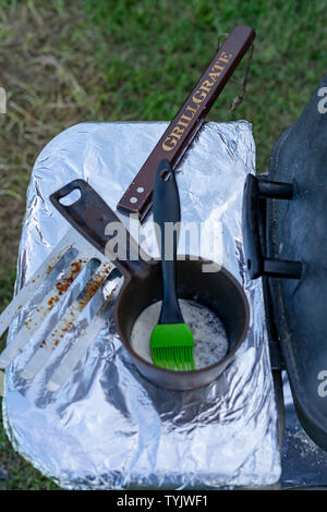 Une bonne spatule et certains assaisonnements sont une exigence pour un barbecue. Banque D'Images