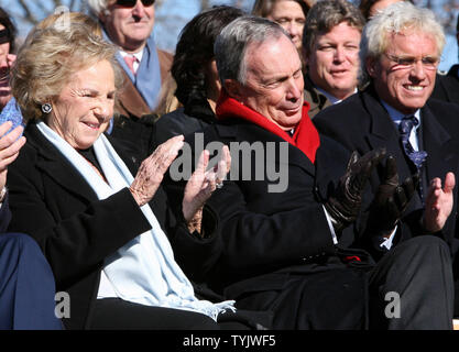 (L à R) Ethel Skakel Kennedy, veuve, le Sénateur Robert F. Kennedy, maire de la ville de New York Michael Bloomberg et son fils aîné Joseph assister à une cérémonie à renommer le Triboro Bridge après Robert F. Kennedy le 19 novembre 2008 à New York. Le pont relie trois des arrondissements de la ville et a été achevé en 1936. (Photo d'UPI/Monika Graff) Banque D'Images