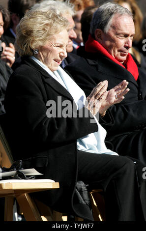 Ethel Skakel Kennedy, veuve, le Sénateur Robert F. Kennedy, et maire de la ville de New York Michael Bloomberg (R) assister à une cérémonie à renommer le Triboro Bridge après que son mari, le 19 novembre 2008 à New York. Le pont relie trois des arrondissements de la ville et a été achevé en 1936. (Photo d'UPI/Monika Graff) Banque D'Images