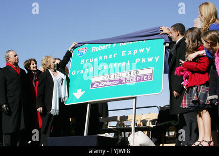 Ethel Skakel Kennedy (3L) veuve, le Sénateur Robert F. Kennedy, New York City le maire Michael Bloomberg (R), Gouverneur de l'État de New York David Paterson (3e R) et Kerry Kennedy (R) dévoiler le nouveau signe de renommer le Triboro Bridge pour le Sénateur Robert F. Kennedy le 19 novembre 2008 à New York. Le pont relie trois des arrondissements de la ville et a été achevé en 1936. (Photo d'UPI/Monika Graff) Banque D'Images