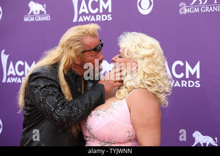 ***PHOTO*** Beth Chapman, épouse de Dog The Bounty Hunter, perd le combat contre un cancer de la gorge à l'âge de 51 ans. LAS VEGAS, NV - 7 Avril : Duane et Beth Chapman photographié à la 48e académie annuelle de Country Music Awards ACM Awards au MGM Grand, le 7 avril 2013 à Las Vegas, Nevada. © Starlitepics MediaPunch Kabik//Inc. Banque D'Images