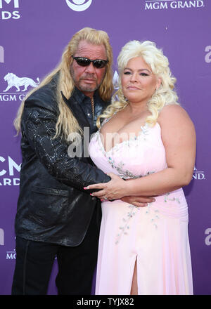 ***PHOTO*** Beth Chapman, épouse de Dog The Bounty Hunter, perd le combat contre un cancer de la gorge à l'âge de 51 ans. LAS VEGAS, NV - 7 Avril : Duane et Beth Chapman photographié à la 48e académie annuelle de Country Music Awards ACM Awards au MGM Grand, le 7 avril 2013 à Las Vegas, Nevada. © Starlitepics MediaPunch Kabik//Inc. Banque D'Images