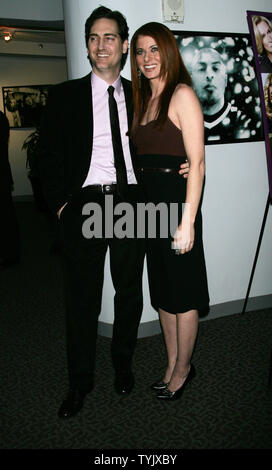 Debra Messing et mari Daniel Zelman arrivent pour la première de "dommages" à la DGA Theatre de New York le 13 décembre 2008. (Photo d'UPI/Laura Cavanaugh) Banque D'Images