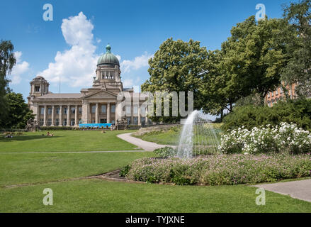 Parc Planten un Blomen (plantes et fleurs), parc et jardin avec Landgericht courthouse en arrière-plan, Hambourg, Allemagne. Banque D'Images