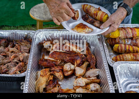 Rien de tel qu'une variété d'installations pour barbecue à choisir de pour le dîner. Une grande manière de passer une soirée d'été. Banque D'Images