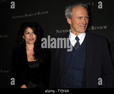 L'acteur et réalisateur Clint Eastwood (nominé en tant que meilleur acteur 'Gran Torino') arrive avec sa femme Dina pour le 2008 National Board of Review of Motion Pictures Awards gala tenu au Cipriani à New York le 14 janvier 2009. (Photo d'UPI/Ezio Petersen) Banque D'Images