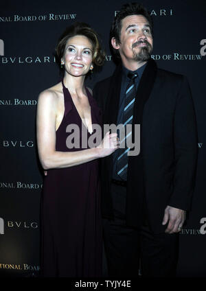 Actrice/épouse Diane Lane et son mari l'acteur Josh Brolin (nommé en tant que meilleur acteur de soutien pour 'Milk') arrivent pour le 2008 National Board of Review of Motion Pictures Awards gala tenu au Cipriani à New York le 14 janvier 2009. (Photo d'UPI/Ezio Petersen) Banque D'Images