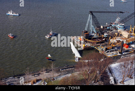 L'Airbus A320 d'US Airways Vol Jet 1549 piloté par le capitaine Chesley B. Sullenberger III qui s'est écrasé sur le fleuve Hudson reste partiellement submergés dans les eaux glaciales de la ville de New York le 16 janvier 2009. (Photo d'UPI/John Angelillo) Banque D'Images