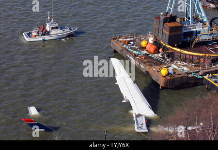 L'Airbus A320 d'US Airways Vol Jet 1549 piloté par le capitaine Chesley B. Sullenberger III qui s'est écrasé sur le fleuve Hudson reste partiellement submergés dans les eaux glaciales de la ville de New York le 16 janvier 2009. (Photo d'UPI/John Angelillo) Banque D'Images