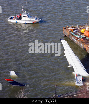 L'Airbus A320 d'US Airways Vol Jet 1549 piloté par le capitaine Chesley B. Sullenberger III qui s'est écrasé sur le fleuve Hudson reste partiellement submergés dans les eaux glaciales de la ville de New York le 16 janvier 2009. (Photo d'UPI/John Angelillo) Banque D'Images