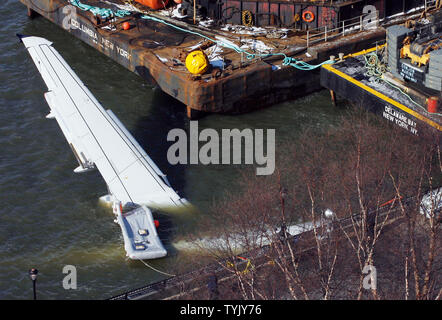 L'Airbus A320 d'US Airways Vol Jet 1549 piloté par le capitaine Chesley B. Sullenberger III qui s'est écrasé sur le fleuve Hudson reste partiellement submergés dans les eaux glaciales de la ville de New York le 16 janvier 2009. (Photo d'UPI/John Angelillo) Banque D'Images