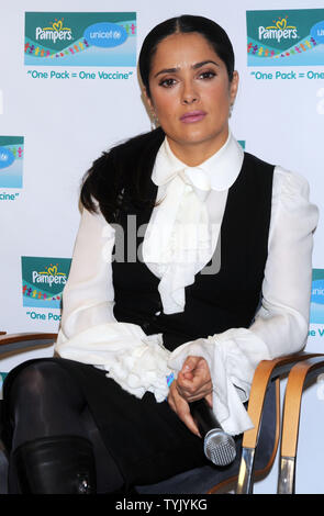 L'actrice Salma Hayek lance la deuxième année de la 'un Pack  = Un vaccin' campagne partenariat entre Pampers et l'UNICEF qui fournira des vaccins pour lutter contre le tétanos au cours d'une conférence de presse à New York le 5 février 2009. (Photo d'UPI/Ezio Petersen) Banque D'Images