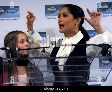 L'actrice Salma Hayek lance la deuxième année de la 'un Pack  = Un vaccin' campagne partenariat entre Pampers et l'UNICEF qui fournira des vaccins pour lutter contre le tétanos au cours d'une conférence de presse à New York le 5 février 2009. (Photo d'UPI/Ezio Petersen) Banque D'Images