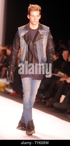 Présenter les modèles Automne 2009 William Rast ligne de vêtements conçus en partie par le chanteur Justin Timberlake à la Mercedes Benz Fashion Week à New York le 16 février 2009. (Photo d'UPI/Ezio Petersen) Banque D'Images