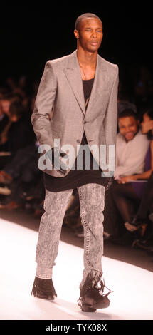 Présenter les modèles Automne 2009 William Rast ligne de vêtements conçus en partie par le chanteur Justin Timberlake à la Mercedes Benz Fashion Week à New York le 16 février 2009. (Photo d'UPI/Ezio Petersen) Banque D'Images