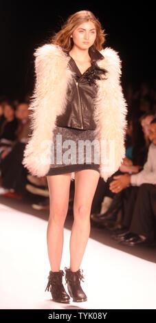 Présenter les modèles Automne 2009 William Rast ligne de vêtements conçus en partie par le chanteur Justin Timberlake à la Mercedes Benz Fashion Week à New York le 16 février 2009. (Photo d'UPI/Ezio Petersen) Banque D'Images