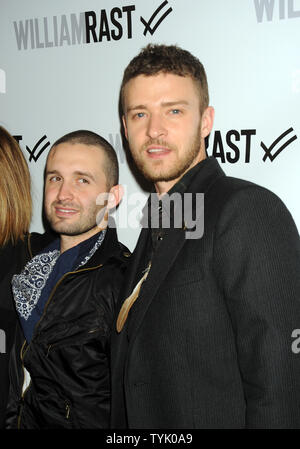 Trace Ayala Designers (L) et le chanteur Justin Timberlake rencontrez avec TV médias avant la présentation de leur collection Automne 2009 William Rast chez Mercedes Benz Fashion Week à New York le 16 février 2009. (Photo d'UPI/Ezio Petersen) Banque D'Images