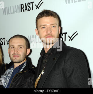 Trace Ayala Designers (L) et le chanteur Justin Timberlake rencontrez avec TV médias avant la présentation de leur collection Automne 2009 William Rast chez Mercedes Benz Fashion Week à New York le 16 février 2009. (Photo d'UPI/Ezio Petersen) Banque D'Images