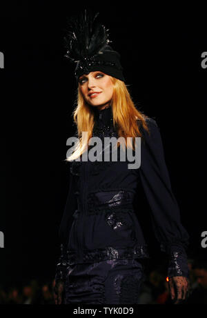 Jessica Stam promenades sur la piste dans l'Anna Sui fashion show à l'automne 2009 collections de Mercedes-Benz fashion week au Bryant Park à New York City le 18 février 2009. (Photo d'UPI/John Angelillo) Banque D'Images