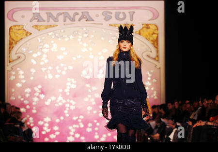 Jessica Stam promenades sur la piste dans l'Anna Sui fashion show à l'automne 2009 collections de Mercedes-Benz fashion week au Bryant Park à New York City le 18 février 2009. (Photo d'UPI/John Angelillo) Banque D'Images