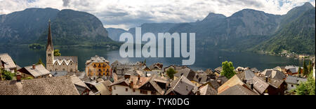 Une vue panoramique de la vieille ville de Hallstatt et le lac en vue d'en haut Banque D'Images