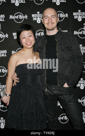East Village Opera Company arrive pour la 5e édition de musiciens sur appel Concert-bénéfice au Hard Rock Café à New York le 24 février 2009. (Photo d'UPI/Laura Cavanaugh) Banque D'Images