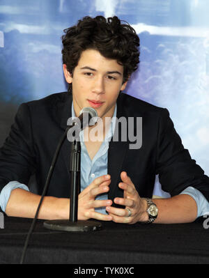 Les Jonas Brothers Nick Jonas assiste à une conférence de presse au sujet de leur invasion Théâtre 'Surprise' à l'aéroport de Westchester à New York le 28 février 2009. (Photo d'UPI/Laura Cavanaugh) Banque D'Images