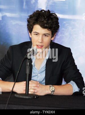 Les Jonas Brothers Nick Jonas assiste à une conférence de presse au sujet de leur invasion Théâtre 'Surprise' à l'aéroport de Westchester à New York le 28 février 2009. (Photo d'UPI/Laura Cavanaugh) Banque D'Images