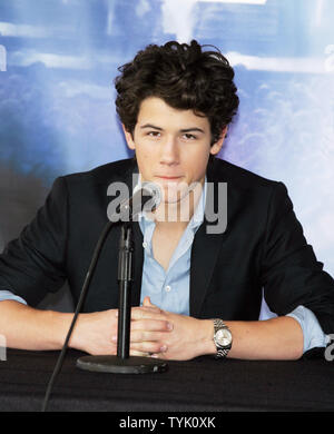 Les Jonas Brothers Nick Jonas assiste à une conférence de presse au sujet de leur invasion Théâtre 'Surprise' à l'aéroport de Westchester à New York le 28 février 2009. (Photo d'UPI/Laura Cavanaugh) Banque D'Images