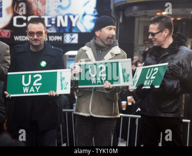 Les membres de la bande de U2 (G à D) Bono, The Edge et Larry Mullen Jr. assister à une cérémonie de renommer une partie de West 53e rue et Broadway 'U2' à New York le 3 mars 2009. (Photo d'UPI/Ezio Petersen) Banque D'Images