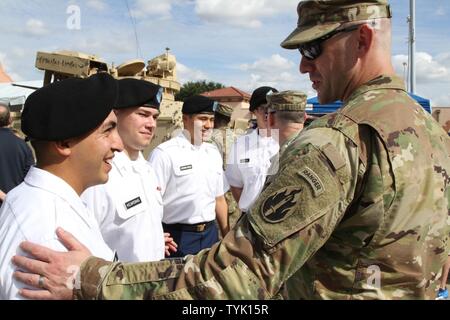 SAN ANTONIO- U.S. Army Réserver Le Major Vance Trenkel, 205e Appuyez sur Camp de siège, partage son expérience en tant qu'infirmier de combat des soldats médicale formation à Fort Sam Houston, au cours de l 'armée vs match de football irlandais" tenue à l'Alamodome, le 12 novembre 2016. Chaque année depuis 1970, la ville s'est réunie pour des événements comme le match de football au cours de la célébrer l'armée américaine de célébration. Banque D'Images