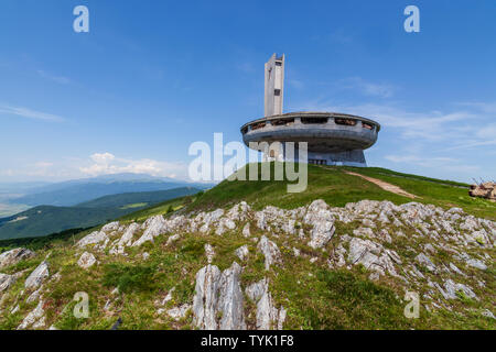 La Maison mémoriale du Parti communiste bulgare se trouve sur le pic Buzludzha Banque D'Images