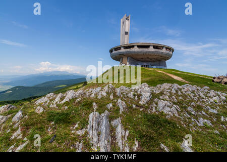 La Maison mémoriale du Parti communiste bulgare se trouve sur le pic Buzludzha Banque D'Images