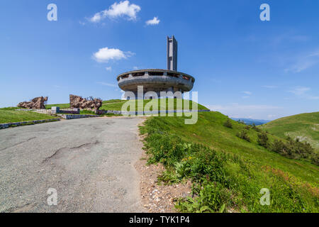 La Maison mémoriale du Parti communiste bulgare se trouve sur le pic Buzludzha Banque D'Images