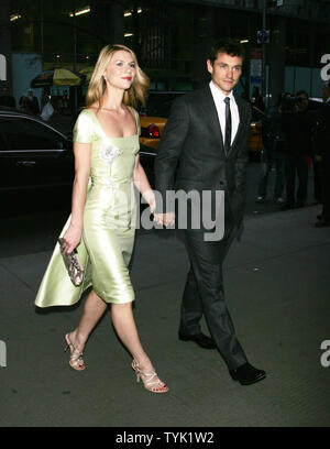 Claire Danes et petit ami Hugh Dancy arrivent pour la première de "Valentino : Le dernier empereur" au Musée d'Art Moderne de New York le 17 mars 2009. (Photo d'UPI/Laura Cavanaugh) Banque D'Images