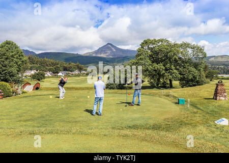 Des golfeurs sur la première pièce en t au Club de Golf de Brodick, Brodick, Isle of Arran, Ecosse, Royaume-Uni Banque D'Images