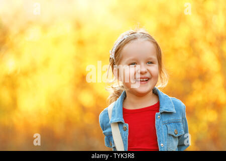 Portrait d'automne une petite fille. Dans l'arrière-plan flou. Banque D'Images