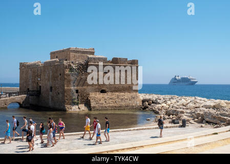 Paphos, Chypre. Une vue sur le château de Paphos et le paquebot de croisière Seabourn encore ancré au large de la côte Banque D'Images