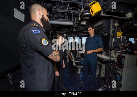 OCEAN (nov. 13, 2016) - Matelot Matthew Reynolds donne aux marins de la Marine royale de Nouvelle-Zélande une visite du pont de la classe Arleigh Burke destroyer lance-missiles USS Sampson (DDG 102). Sampson fera rapport au Troisième flotte américaine, basée à San Diego, lors d'un déploiement à l'ouest du Pacifique dans le cadre de la flotte américaine du Pacifique visant à étendre la fonctions de commandement et de contrôle de la flotte de tiers dans la région. Banque D'Images