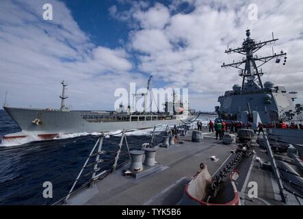 OCEAN (nov. 13, 2016) - de la classe Arleigh Burke destroyer lance-missiles USS Sampson (DDG 102), droite, effectue un ravitaillement en mer en compagnie du navire néo-zélandais Endeavour (A11). Sampson fera rapport au Troisième flotte américaine, basée à San Diego, lors d'un déploiement à l'ouest du Pacifique dans le cadre de la flotte américaine du Pacifique visant à étendre la fonctions de commandement et de contrôle de la flotte de tiers dans la région. Banque D'Images
