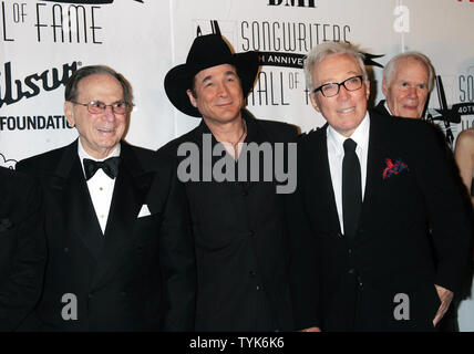 (L-R) Hal David, Clint Black et Andy Williams arrivent pour le Songwriters Hall of Fame 2009 40e anniversaire de la cérémonie d'intronisation et de Gala au Marriott Marquis Hotel à New York le 18 juin 2009. (Photo d'UPI/Laura Cavanaugh) Banque D'Images