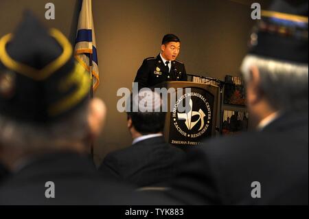 Jay Choi, de l'Armée cadets Reserve Officer Training Corps, de l'Université de Chicago, parle de son voyage à réunir la Purple Heart médaille et un certificat avec la famille de Tech. 5 e année Robert Mathis, le 13 novembre 2016, au Centre commémoratif de l'Holocauste, Farmington Hills (Michigan), le Lieutenant-colonel Matthew Yandura fut stationné à la Jérusalem Consulat et découvert Robert Mathis' Purple Heart certificat dans un lot de souvenirs. Après des mois de recherche, Cadet Jay Choi, un cadre supérieur dans l'Armée de Loyola Reserve Officer Training Corps programme, situé à Robert's family. En 1912, Reuven Matusevitch est né à Kau Banque D'Images