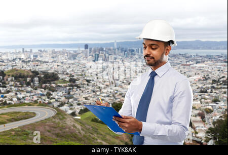 Architecte ou businessman in casque avec presse-papiers Banque D'Images