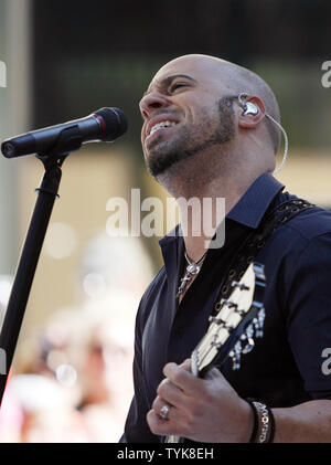 La bande de Chris Daughtry Daughtry effectue sur le NBC Today Show live du Rockefeller Center à New York le 14 juillet 2009. (Photo d'UPI/John Angelillo) Banque D'Images