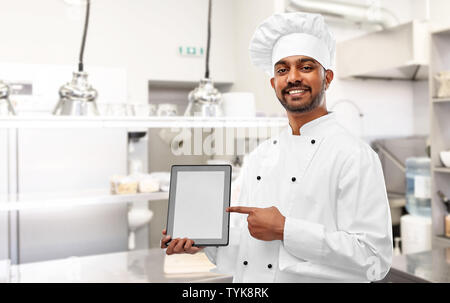 Chef indien avec tablette PC à une cuisine de restaurant Banque D'Images