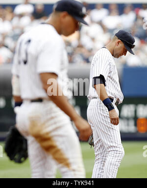 New York Yankees Derek Jeter et Alex Rodriguez se tenir dans l'avant-champ dans la huitième manche contre les Orioles de Baltimore au Yankee Stadium de New York le 22 juillet 2009. Les Yankees défait les Orioles 6-4. (Photo d'UPI/John Angelillo) Banque D'Images